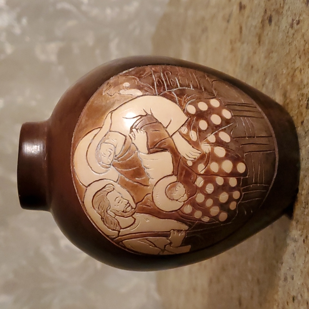 Vintage signed Chulucanas pottery vase with nativity scene